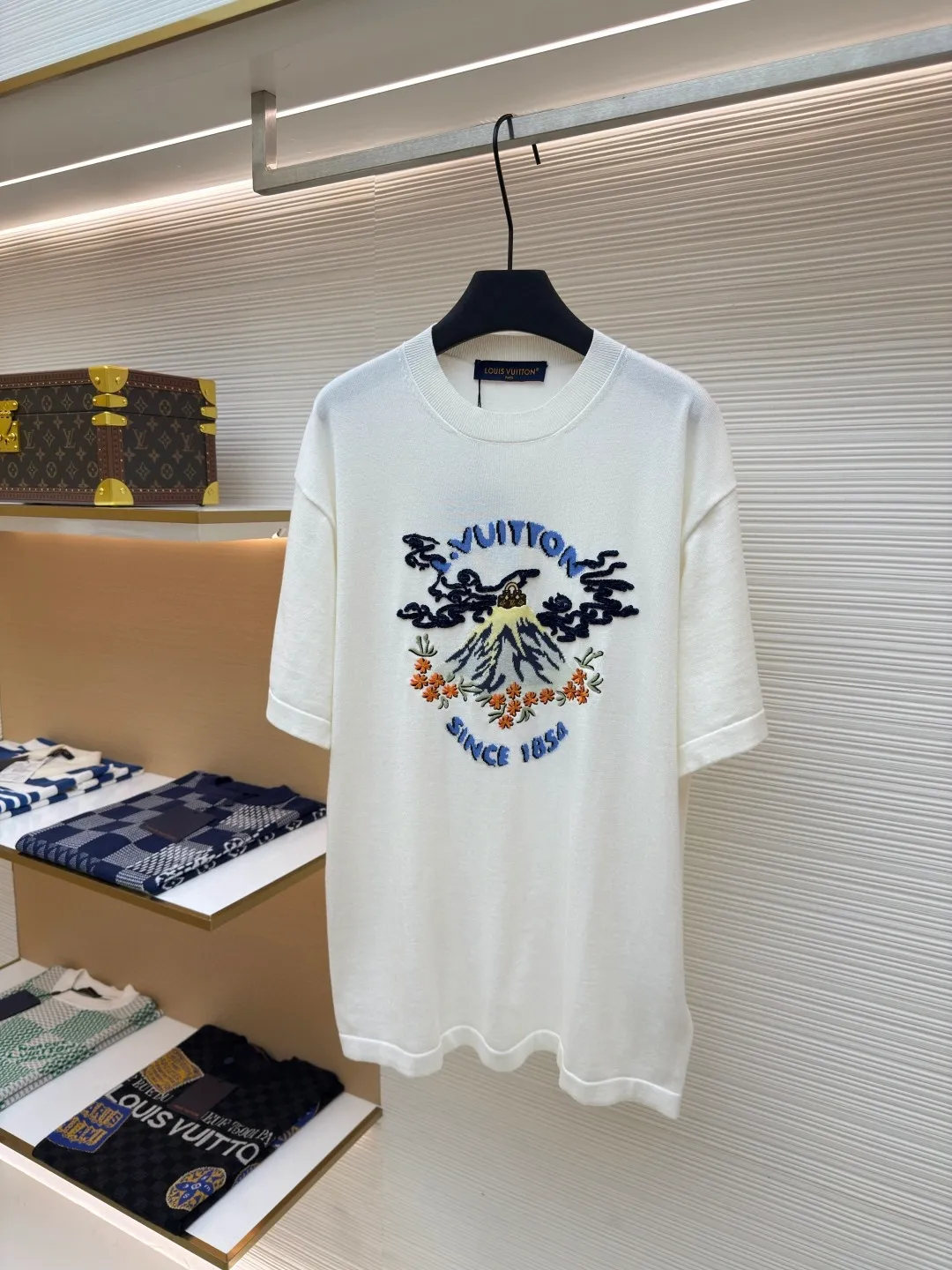 LOUIS VUITTON Nigo co-branded volcano embroidered knitted short-sleeved T-shirt ●Authentic product: Purchased and developed for 10999 ●Item number: 1680108-A90 ●Fabric: Pure cotton ribbed fabric ●Technology: Knitted production ●Version: Fitted version ●Weight: about 240 grams ●Size: XS-S-M-L ●Description: Pharrell William and Nigo dance together at the autumn and winter show. A Monogram handbag emerges from a volcano, surrounded by Louis Vuitton elements and cherry blossoms. This image is intarsia and embroidered on the chest of this sweater. Short-sleeved T-shirts for men and women cut from soft cotton in a round-neck style. The overall wiring is straight and delicate, the fabric is comfortable and soft, and the color is consistent without color difference. It can be matched with the same style to create a fashionable look and control various occasions. Customized accessories, complete with three standards, same style for men and women!